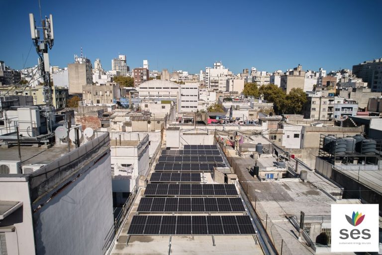 Lee más sobre el artículo Sistema fotovoltaico para la empresa CYMACO: ejemplo de flexibilidad y trabajo en equipo
